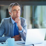 Tevreden CEO die blij is met zijn presentatie